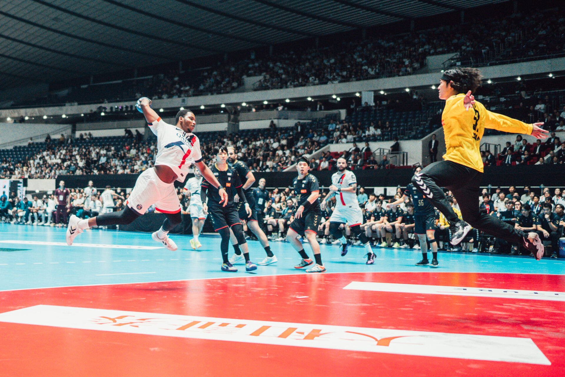 新たな熱狂が生まれた日。ハンドボール日本代表「彗星JAPAN」が、名門「パリ・サン＝ジェルマン」と代々木第一体育館で激突。 | FERGUS